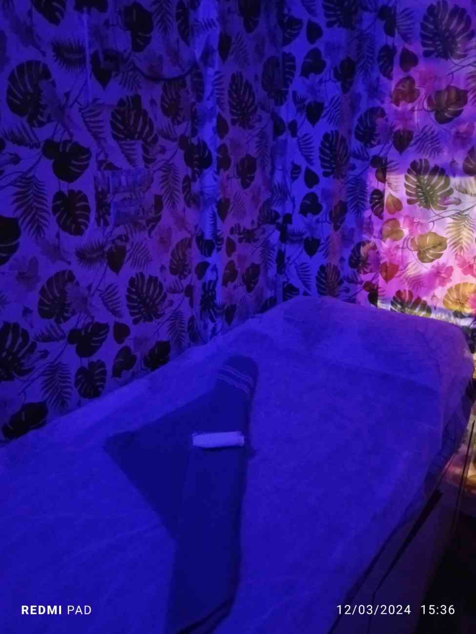 Roy Relax Spa bed area