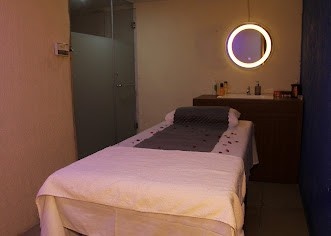 The Bronze luxury Spa bed area