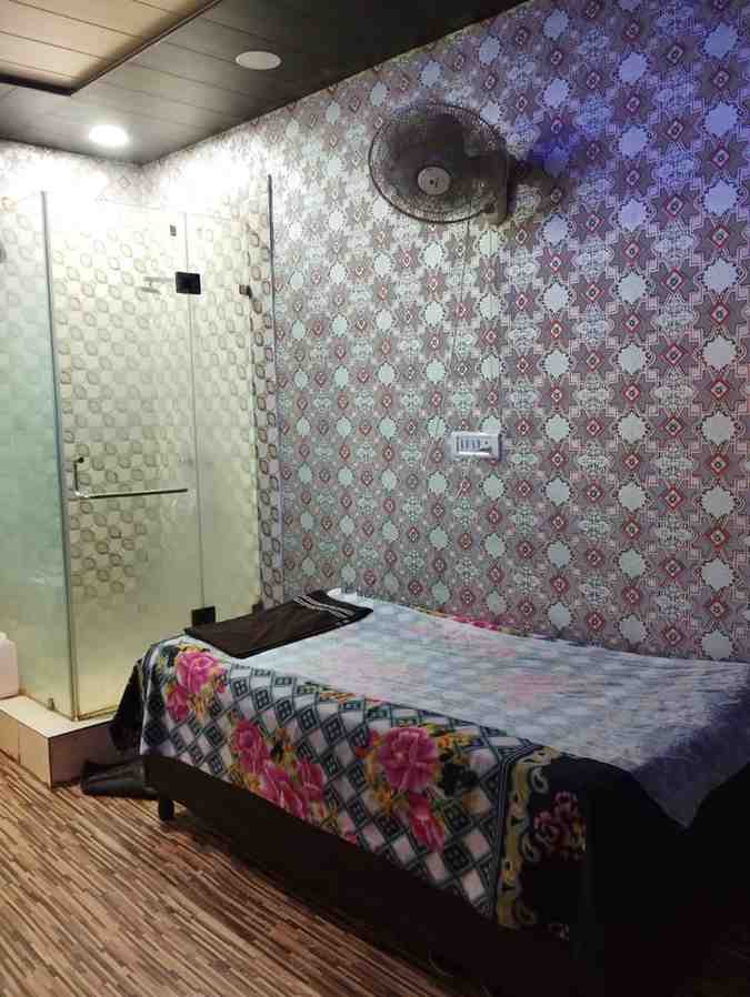 A ONE SALOON & SPA bed area