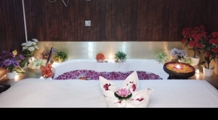 Amaryllis Luxury Spa bed area