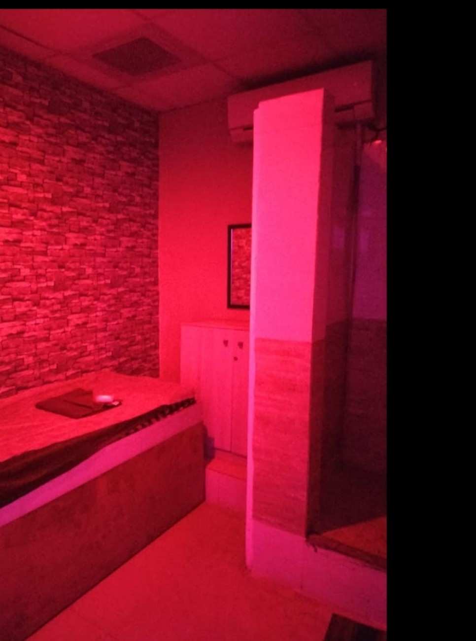 Amaryllis Luxury Spa bed area