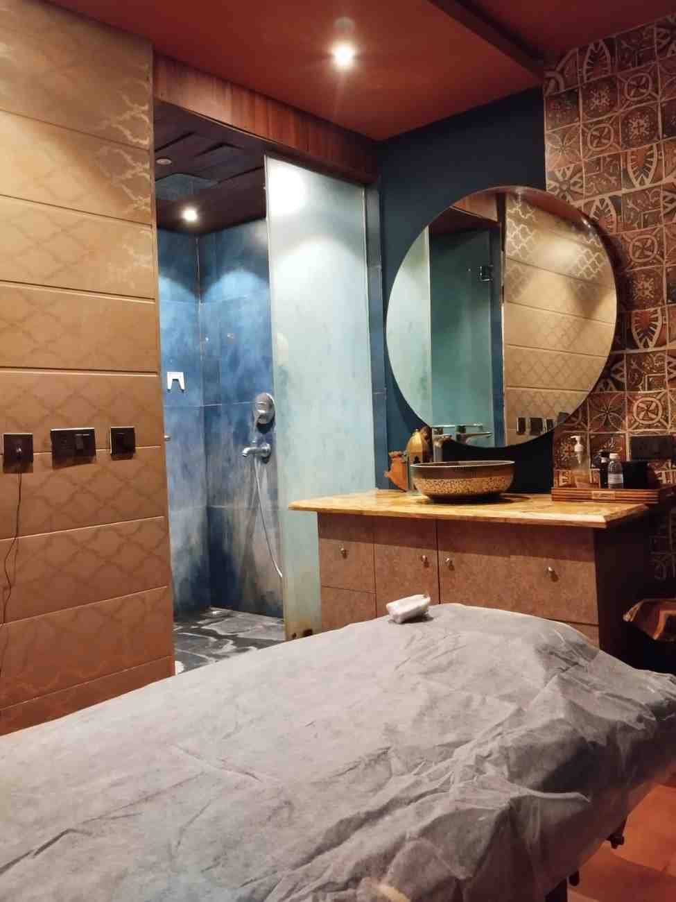 RAASA LUXURY SPA bed area