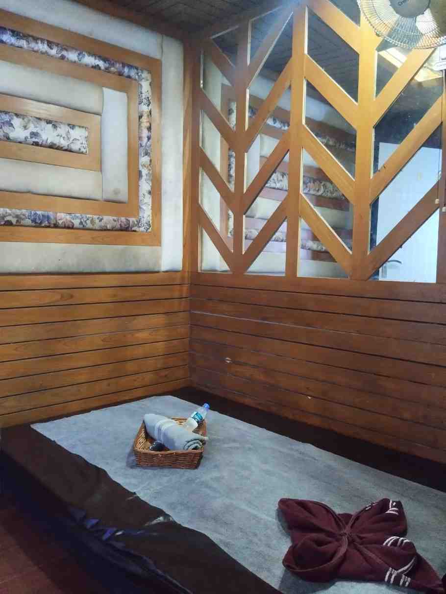 AZA SPA & SALOON bed area