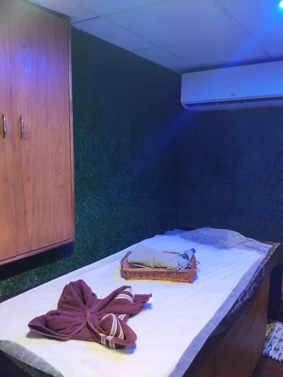 AZA SPA & SALOON bed area