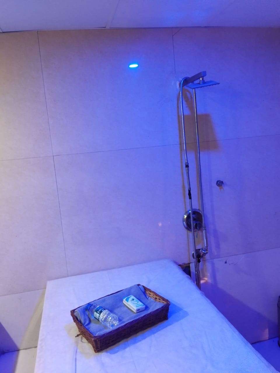AZA SPA & SALOON bed area