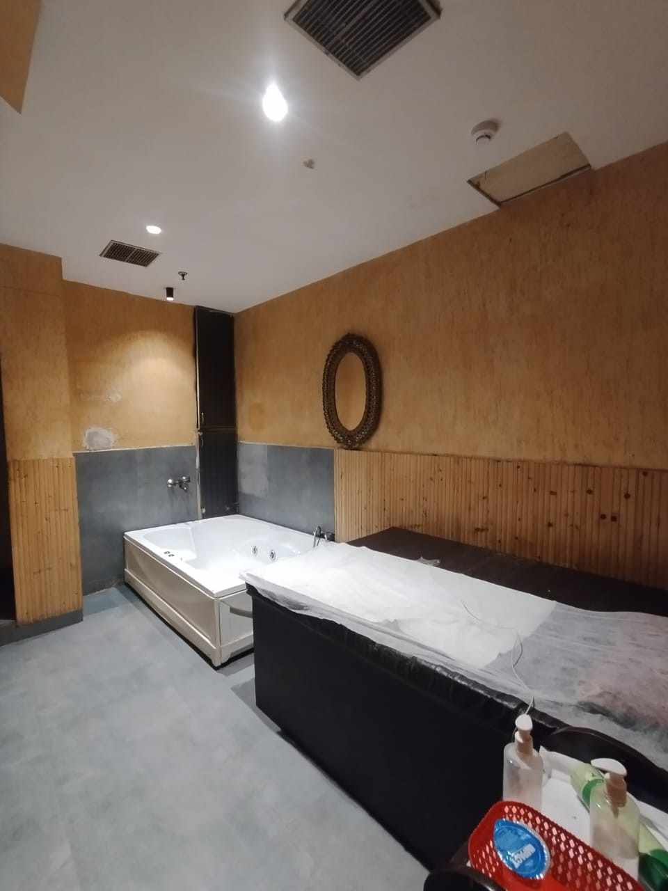 Glo Spa & Wellness bed area